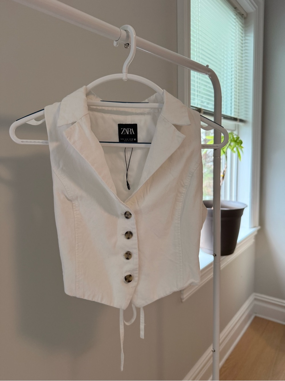 Zara White Sleeveless Button-Front Cropped Vest